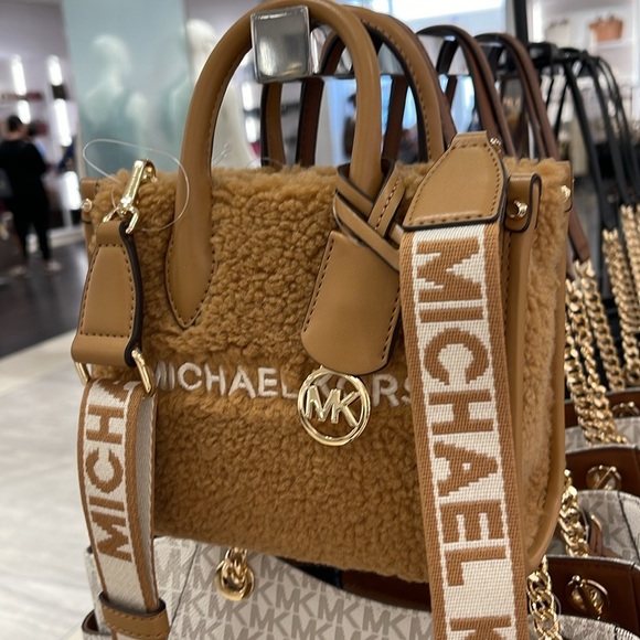 Michael Kors Mirella Extra-Small Sherpa XS SHOPPER XBODY
SHEARLING Crossbody TZ - Picture 2 of 16